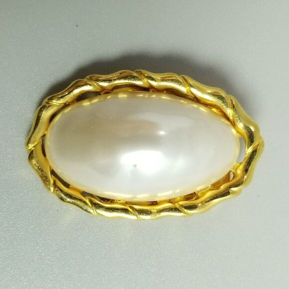 Vintage Faux Pearl and Gold Tone Oval Scarf Clip, 1 1/2 Inches Long, Retro - Picture 2 of 7